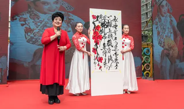 观众们的热烈掌声;戏曲名家王希玲带来的唱段《风流才子"赏画"一折