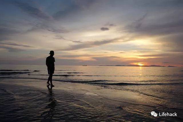 你可以站在夕阳西下的海边,走过夜晚街边的灯箱,或者靠在一面亮着昏黄
