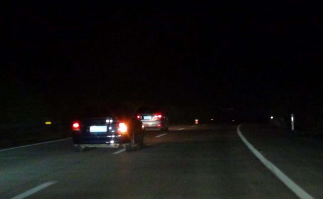 夜间在高速公路上行驶,使用远光灯还是近光灯?