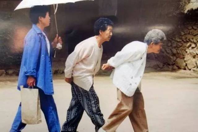 中老年人最容易忽视的驼背,变矮可能是这种病,得治!