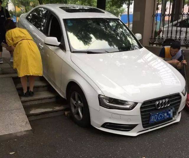 据网友爆料: 一个奥迪女司机驾驶奥迪豪车, 发生了车祸 现场越看越