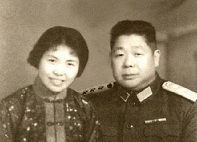 陈锡联将军的第一任夫人是栗格,原名黎芝慧,陕西米脂人,抗大毕业