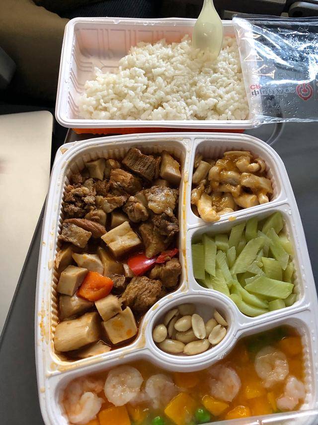 高铁上遇到了午餐盒饭65元,终于在价格上超过了日本新干线的便当