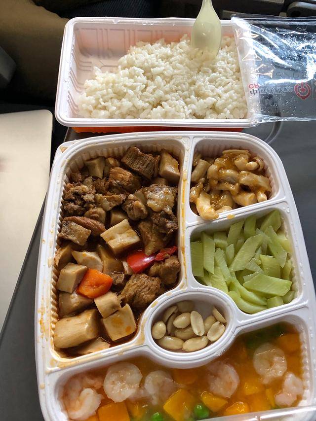 高铁上遇到了午餐盒饭65元,终于在上超过了新干线的便当