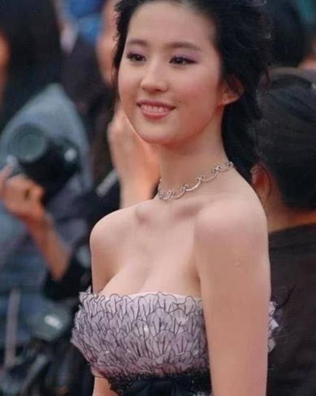 都在夸33岁的刘亦菲像少女, 但她的手却出卖了一切!