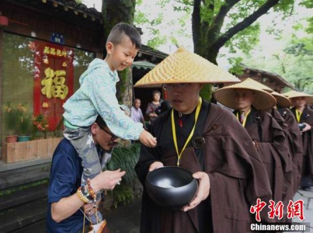 杭州千名僧人进行托钵行脚活动