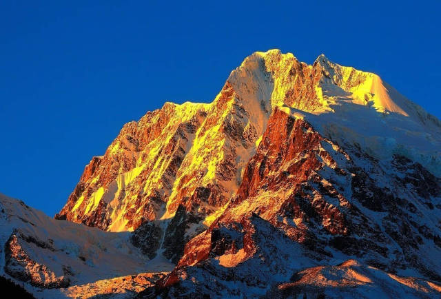 4. 海螺沟五绝:日照金山,冰川倾泻,雪谷温泉,原始森林,康巴藏族风情.