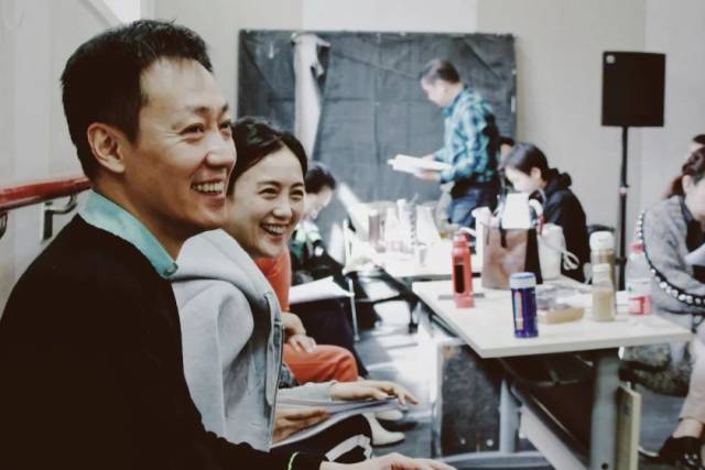 他演技不输张嘉译孙俪,可惜出道23年一直不温不火,与妻子恩爱25年