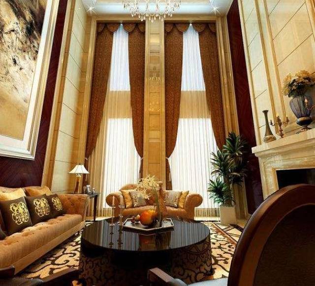 在复式楼中,选择一款好的窗帘也是非常重要的,如果客厅是挑空的,可以