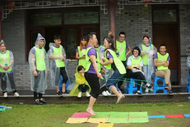 【指压板闯关】需要赤脚在指压板上连续做各种动作,尤其是在雨天,板面