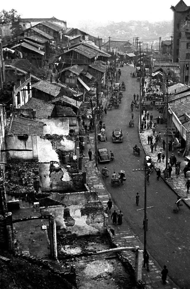 1934年,重庆,山城街道上来往的行人