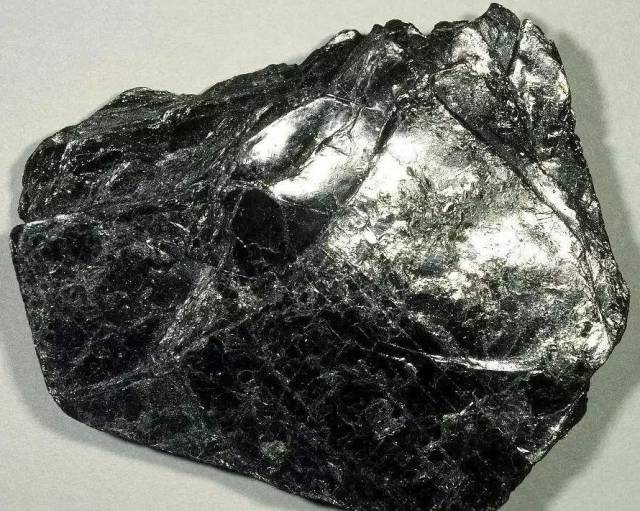 第三类杂质是 暗色矿物,如黑云母,绿泥石等.