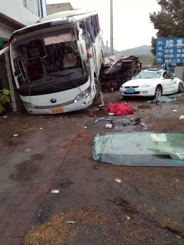 朝阳县南双庙乡车祸 一人当场死亡