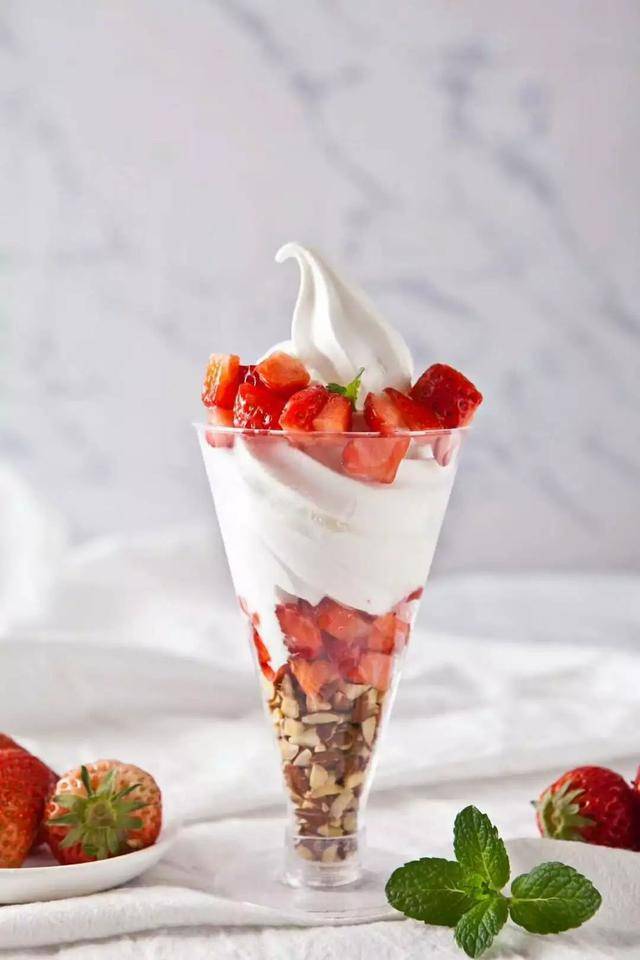 草莓 冰淇淋—热门的水果芭菲杯,冰爽又美味
