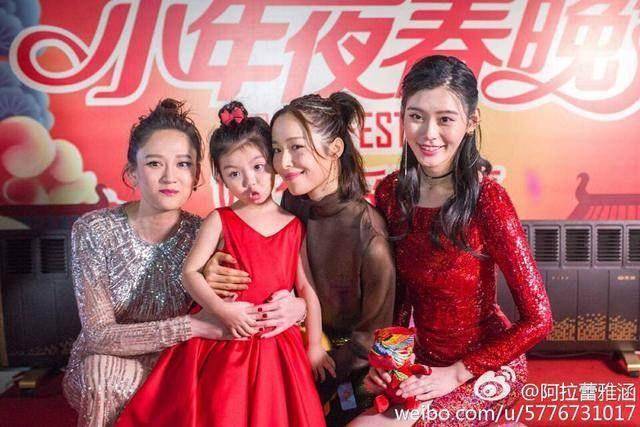 成龙爱不释手、合影半个娱乐圈、父亲成迷童星