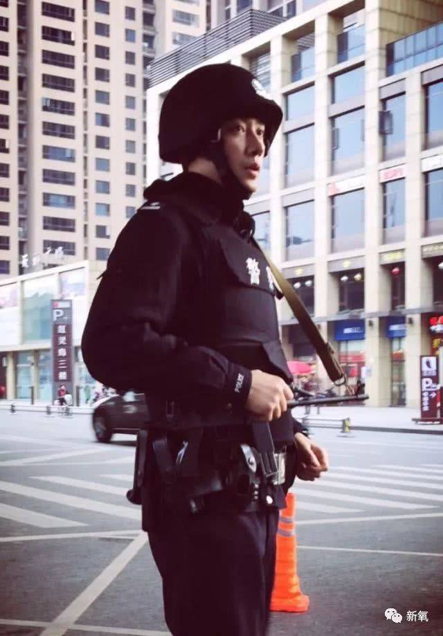还记得那位在微博上帮8岁走失小朋友寻父母的成都最帅警察蜀黍吗?