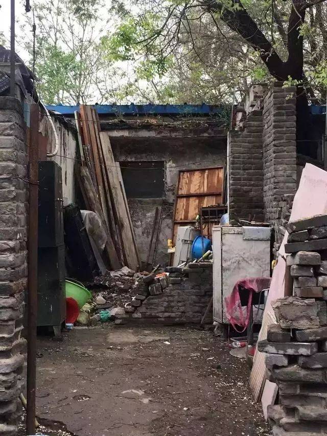 还有很多没拆迁的老胡同平房,如今那周遭的居住环境,不会让居民产生