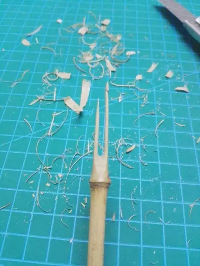 试打了个结 这竹子硬度还行 绑2号线也没问题 接着砂纸打磨