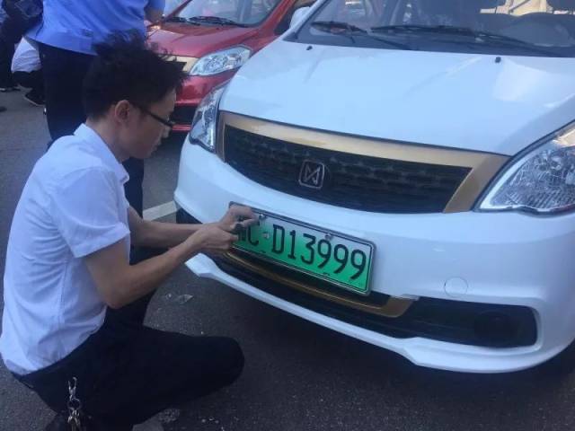 湘潭第一块新能源汽车专用号牌被这位先生带回了家!