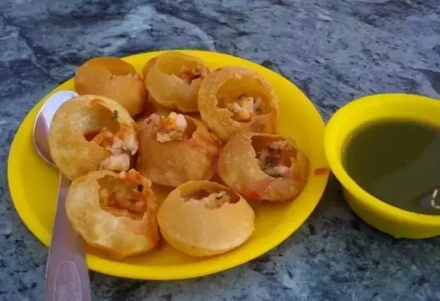 水普理 水普理是印度东部和北部常见的街头小吃,在油炸的空心球中塞满