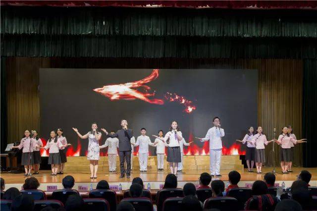 微微手风琴乐团带来的带来《划小船》,夜莺合唱队合奏的歌曲《彩虹鱼尚鲜草帽石锅鱼(杜桥店)怎么样图片