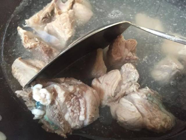 桥头男子买的肉煮熟后竟带绿色的,到底能不能吃?
