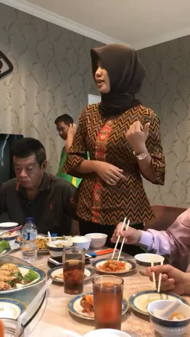 印尼美女饭桌上用汉语交谈,在中国6个月工资涨了3倍