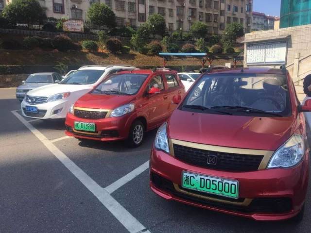湘潭第一块新能源汽车专用号牌被这位先生带回了家!