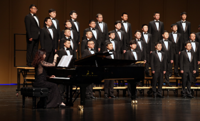 中国音协爱乐男声合唱团携手长江钢琴走进清华大学