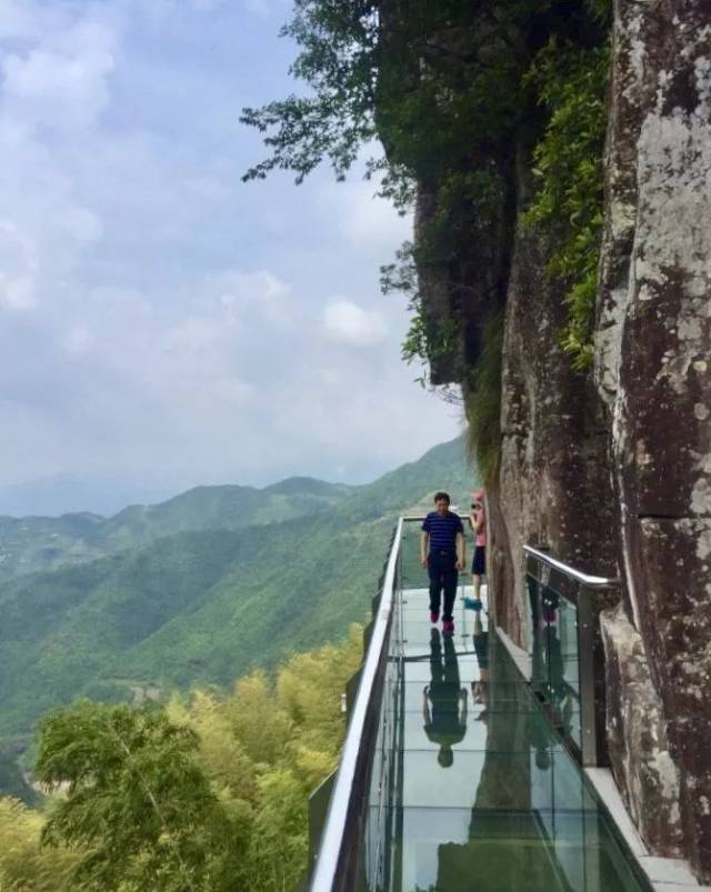 这是丽水唯一的玻璃栈道,全长100米,位于南尖岩景区半山腰悬崖峭壁处.