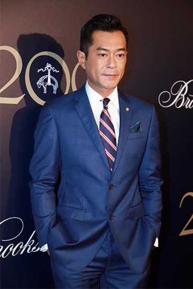 古天乐帅气西装亮相 笑谈肤色变白:太忙没时间晒太阳