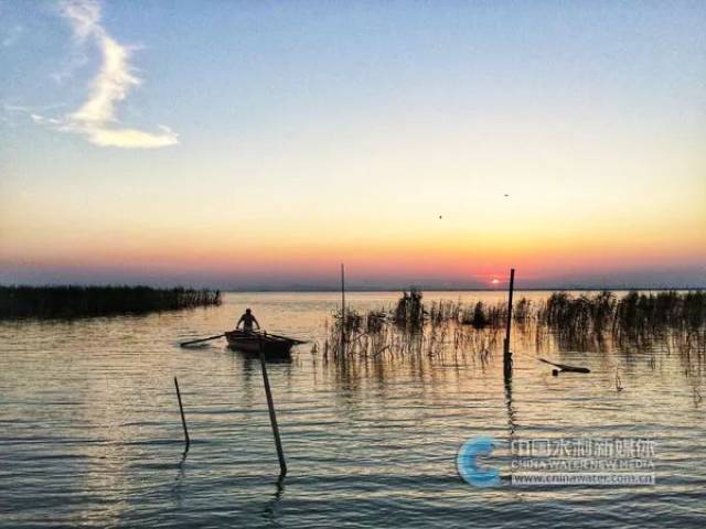 夕阳下的长荡湖