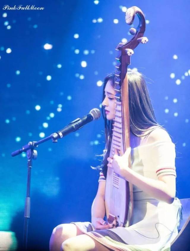 周洁琼穿旗袍弹奏《琵琶语》,琵琶曲美人更美