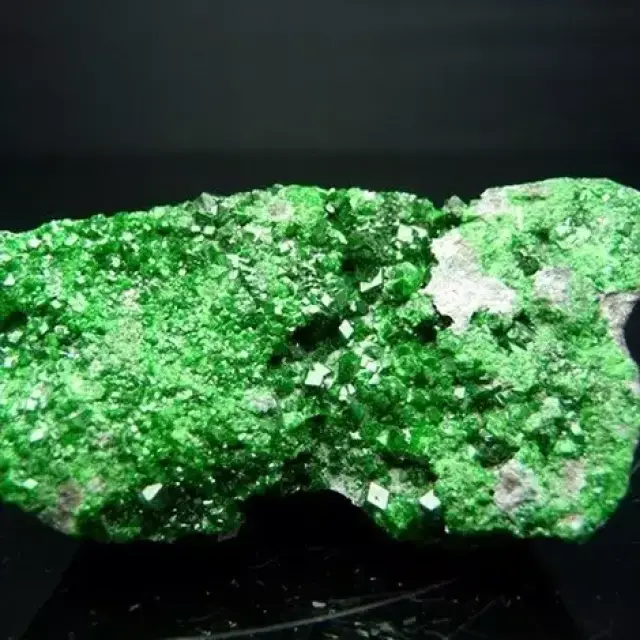 25,绿色钙铝榴石-石榴石 (green grossular-garnet)