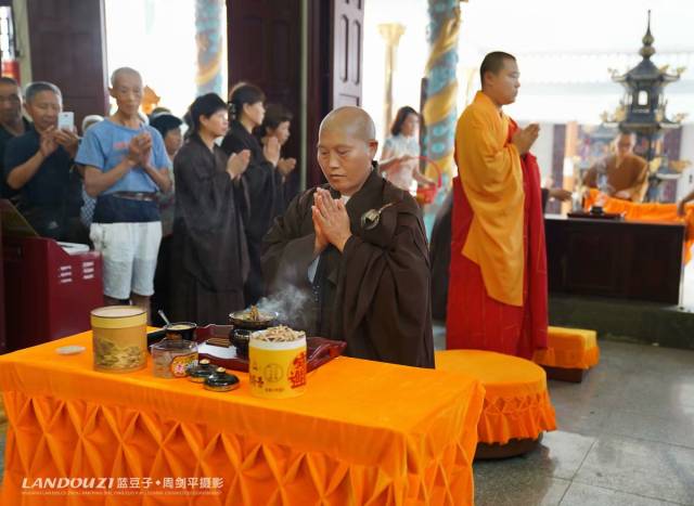 主法和尚:常睿法师(左),中国佛学院毕业,现任山东泰安华严寺住持.