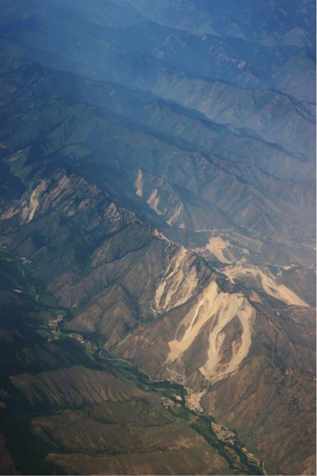 从西安飞向西宁,在高空俯瞰大地,苍凉之美扑面而来