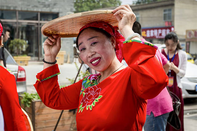 河南内黄:城关镇南街大妈头戴白毛巾,红手帕,跳出丰收