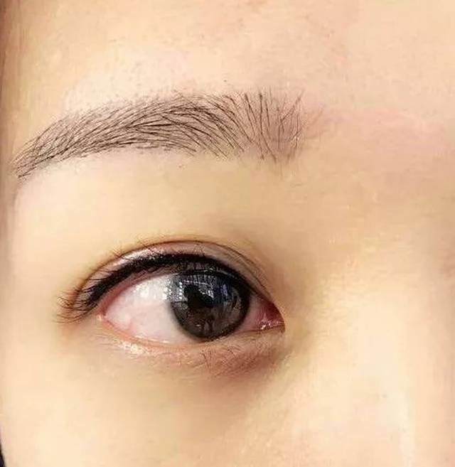 我们来看看明星们 为什么现在连明星都只要做隐形美瞳线不做眼线?