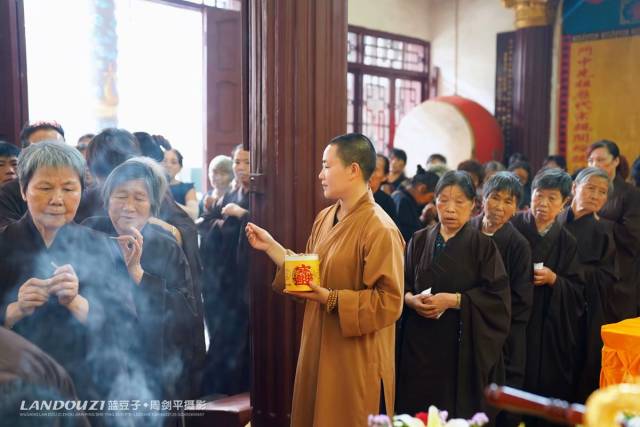 虔诚赞颂佛功德 常睿法师为生灵洒净.