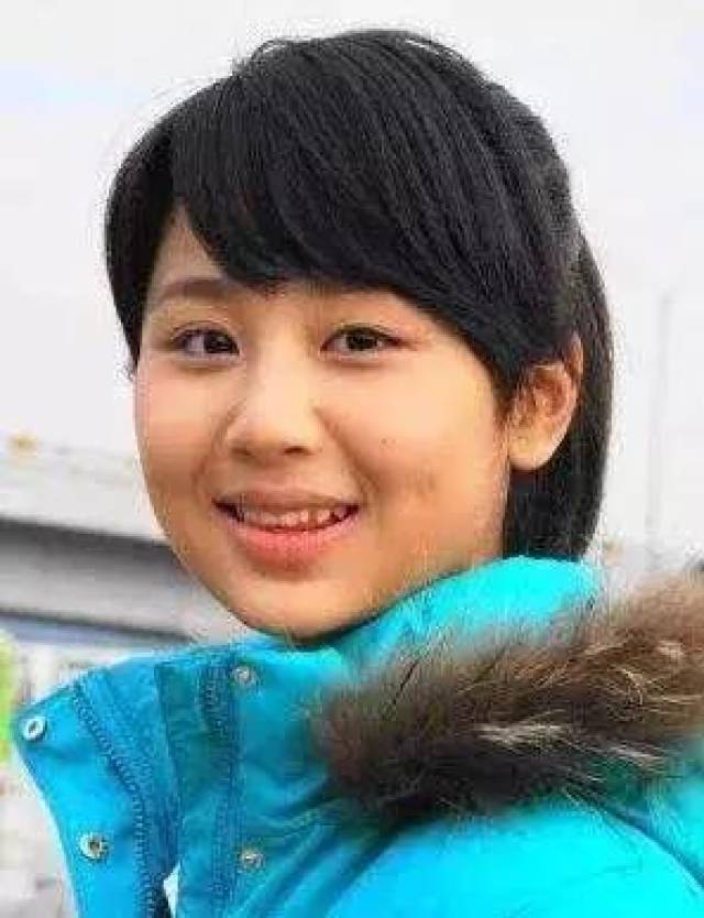 杨紫天生就是有婴儿肥,在《家有儿女》中,她肉肉的脸颊和小酒窝给观众