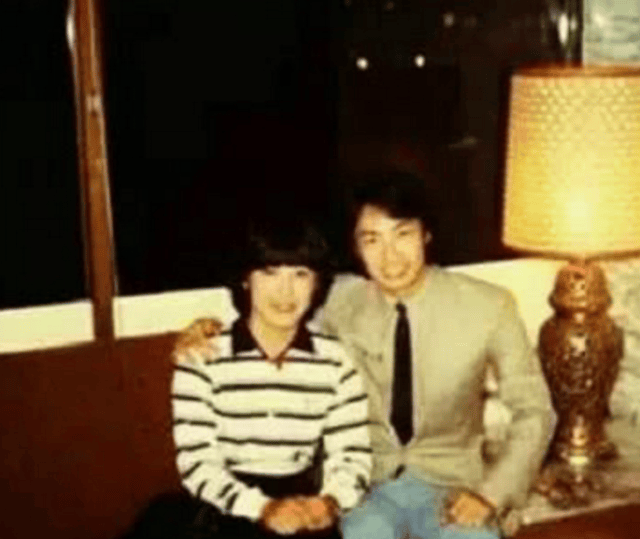 小哥打扮还是很清秀,一直不留胡子,但是他和知名主持人满脸胡子的张菲