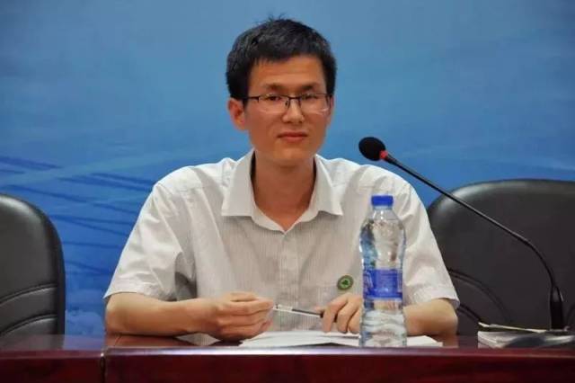 院党委副书记陈洪尧,院学生处副处长,团委副书记李霞,院团委办公室