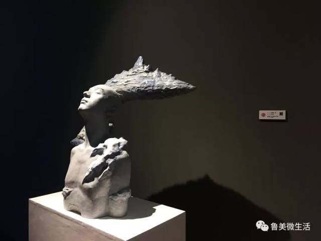 尺寸:240cmx300cmx70cm 材质:青铜 指导老师:鲍海宁 朱光宇 沙泉 袁佳