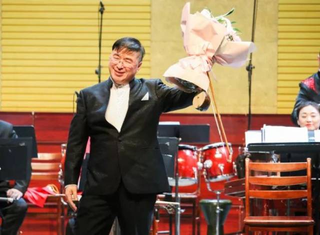 女声独唱《我和我的祖国》,板胡独奏《地道战组曲》以歌唱对祖国满怀图片