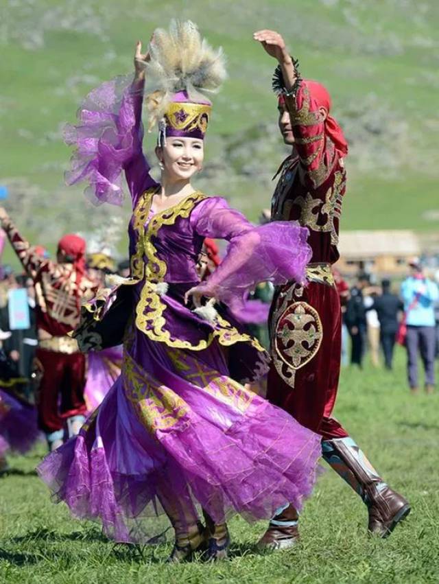 维吾尔族美女▼ 大家熟悉的新疆美女明星 迪丽热巴和古力娜扎 都是
