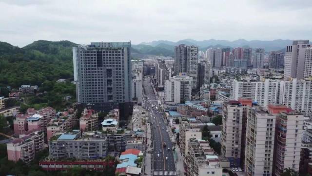 遵义市汇川区人民路改造后航拍 从通行效果来看 主要路口节点交通压力