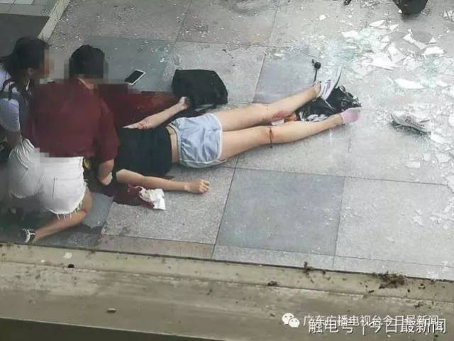 佛山19岁女学生被玻璃割颈,伤口血流如注,最后不治身.