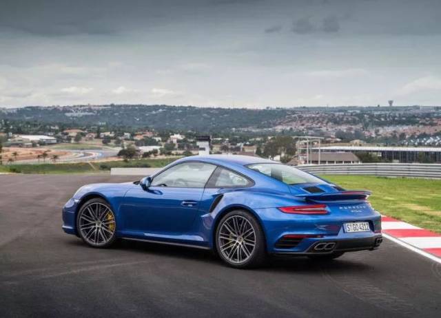 『图为2016款保时捷911 turbo』 另外一款车型定位于911 turbo相似,但