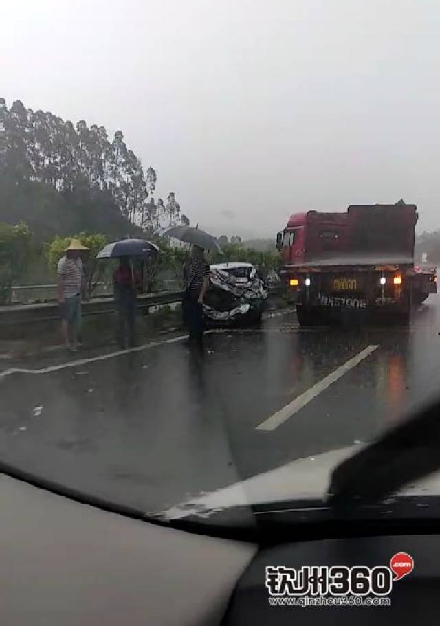 雨天路滑!钦州大寺这个"魔鬼"路段又发生车祸,小车车尾被撞融