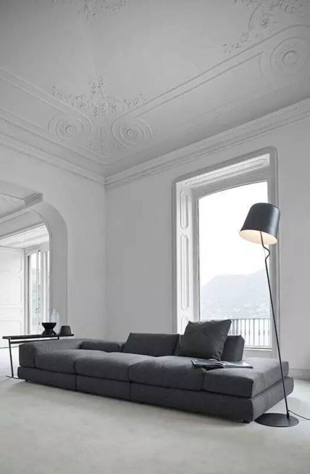石膏线不仅能装饰天花板?用在客厅背景墙更惊艳!